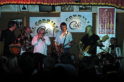 Bulldog Rock and Roll Session. Migel Ángel Lucas a la armónica.