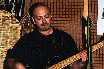 Toño López al bajo eléctrico