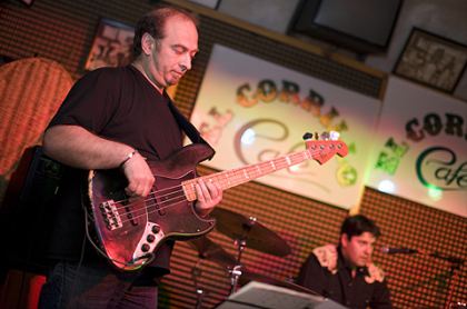 Mr.Blues 15 años. Toño López al bajo.