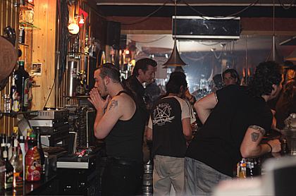 Eddie Cochran Memorial. 17-4-2010. La Sociedad Salamanca. Tras la barra, calor y mucho jaleo!!